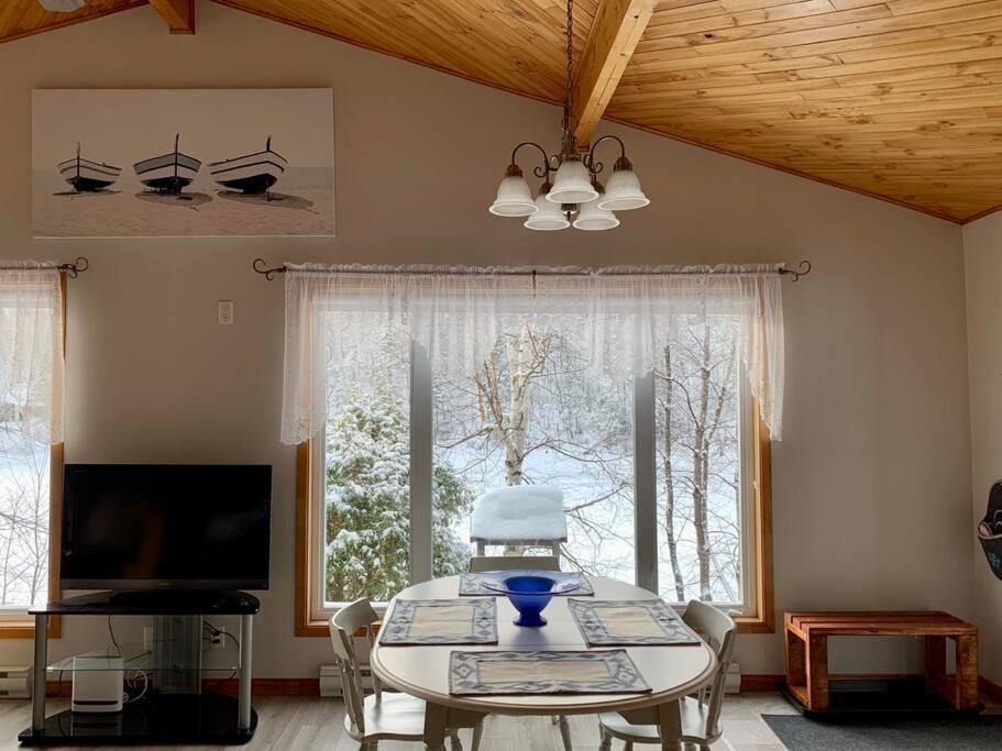 Le Chalet Bleu, Aux Pieds Des Monts-Valin Saint-David-de-Falardeau Екстериор снимка