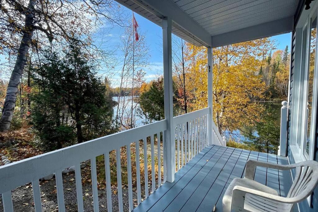 Le Chalet Bleu, Aux Pieds Des Monts-Valin Saint-David-de-Falardeau Екстериор снимка