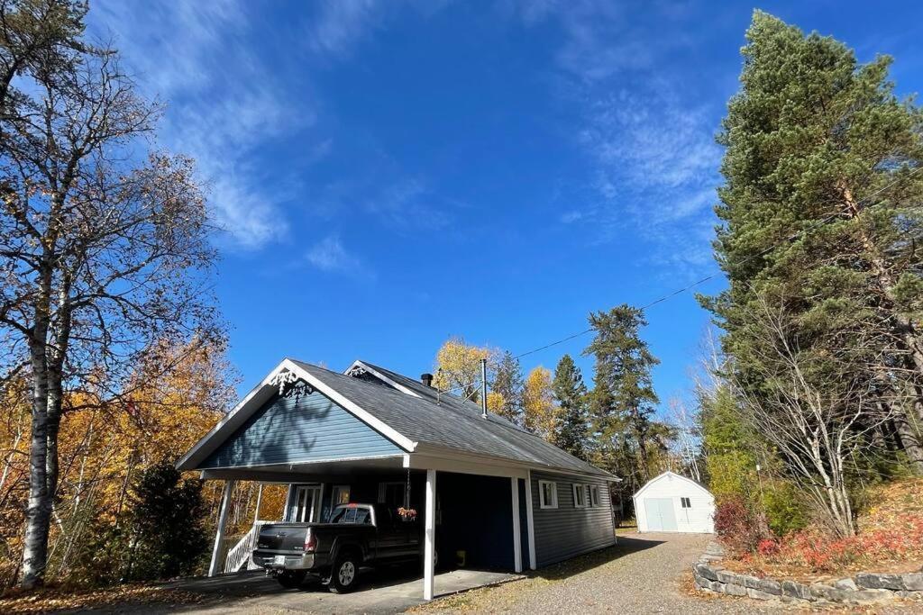 Le Chalet Bleu, Aux Pieds Des Monts-Valin Saint-David-de-Falardeau Екстериор снимка