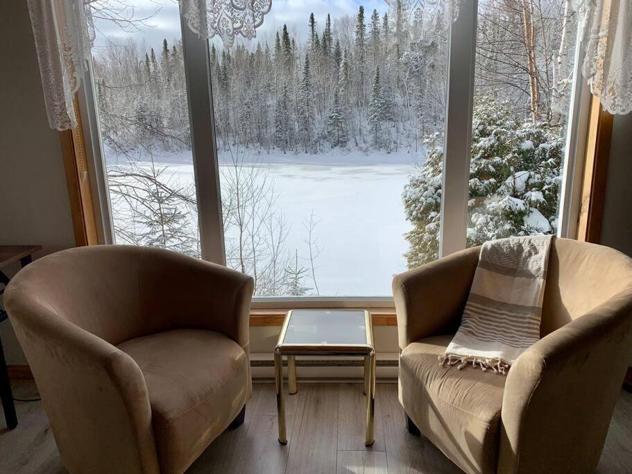 Le Chalet Bleu, Aux Pieds Des Monts-Valin Saint-David-de-Falardeau Екстериор снимка